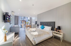 Minibar, caja de seguridad en la habitación y escritorio