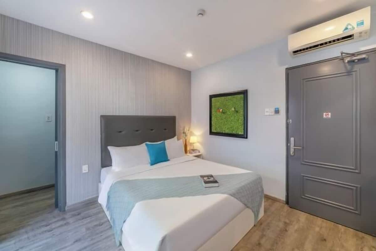 Minibar, in-room safe, desk, blackout curtains