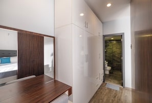 Two-bedroom Apartment | Minibar, in-room safe, desk, blackout drapes