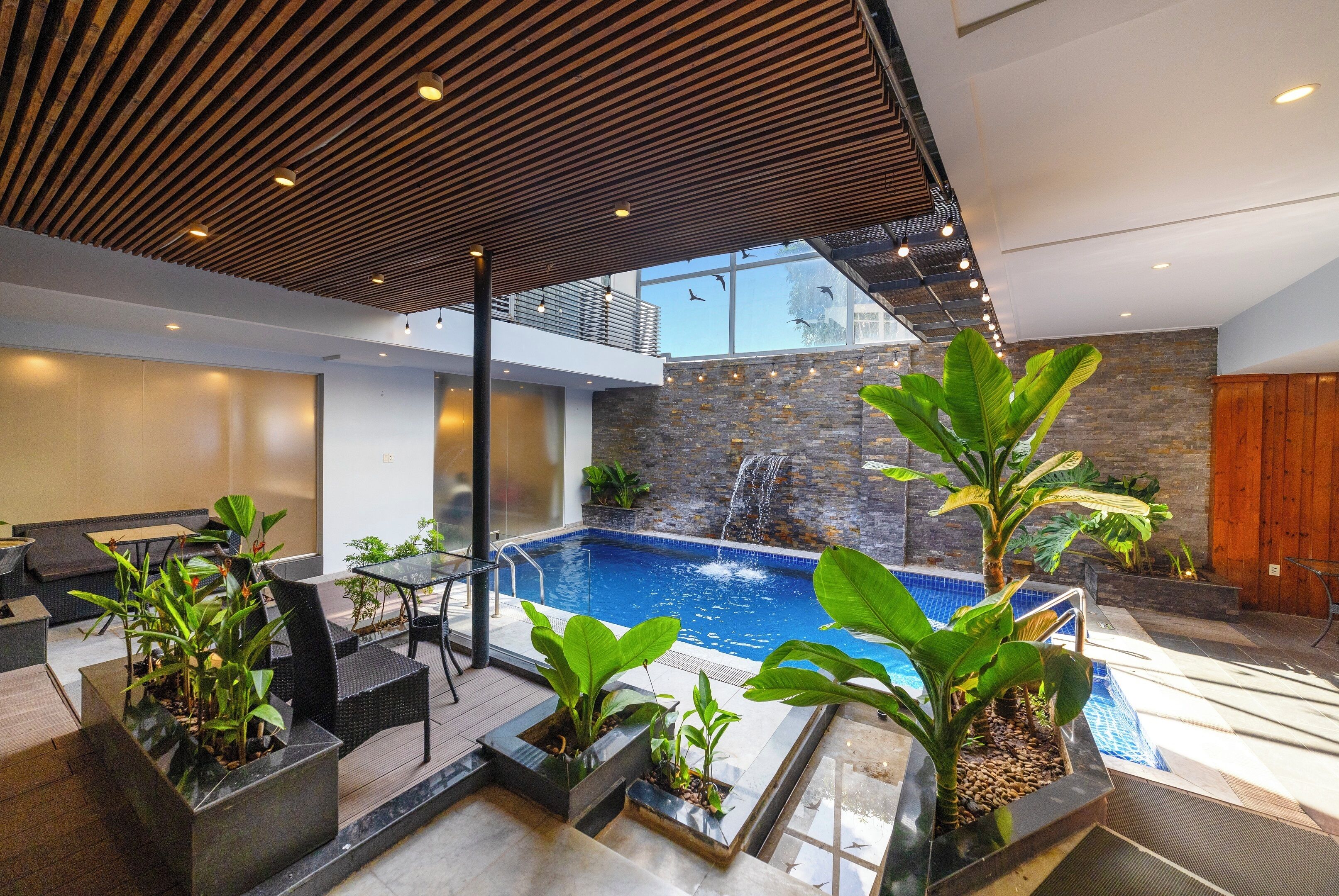 Una piscina al aire libre