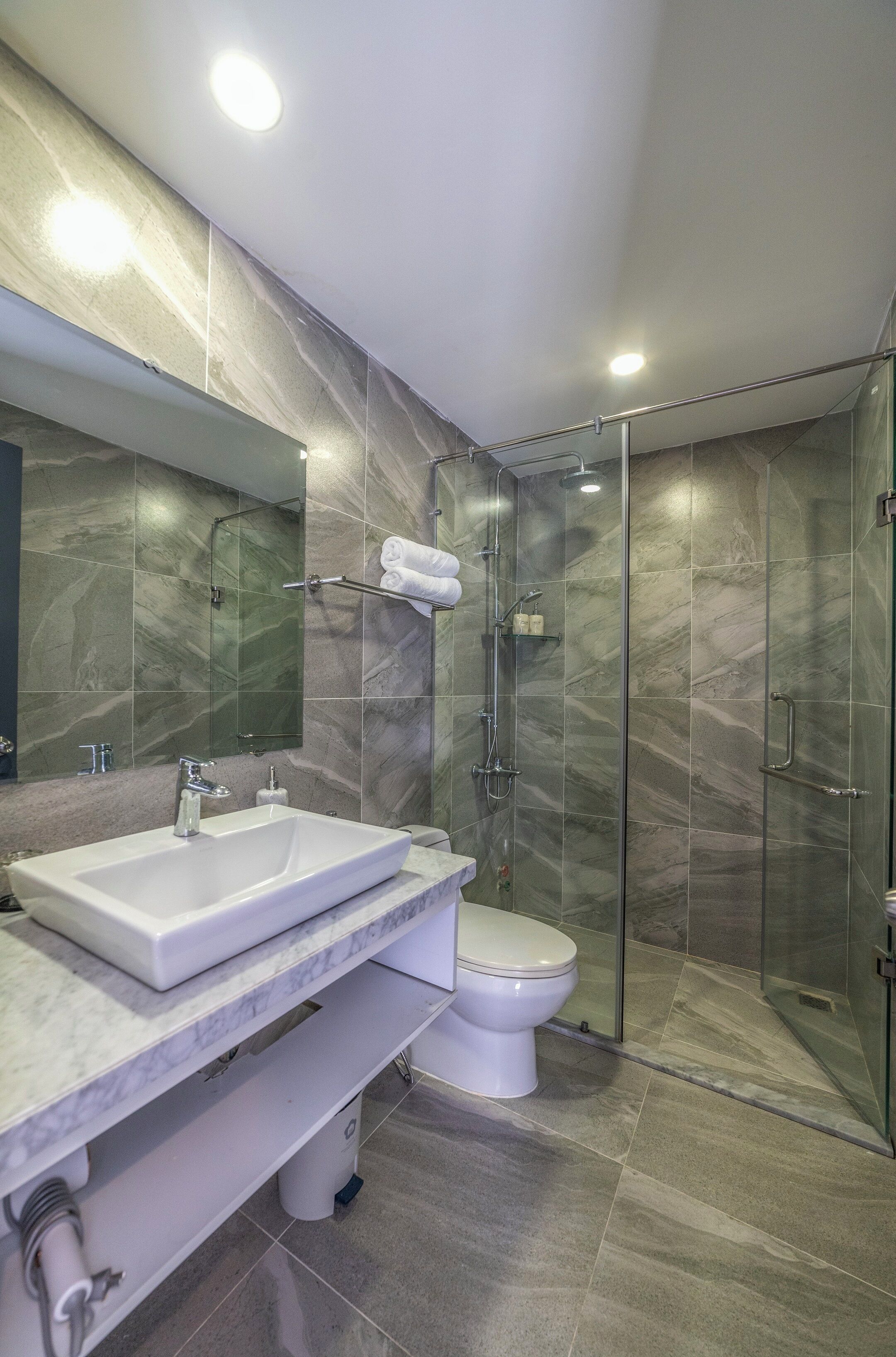 two-bedroom apartment | bathroom | shower, rainfall showerhead, free toiletries, hair dryer