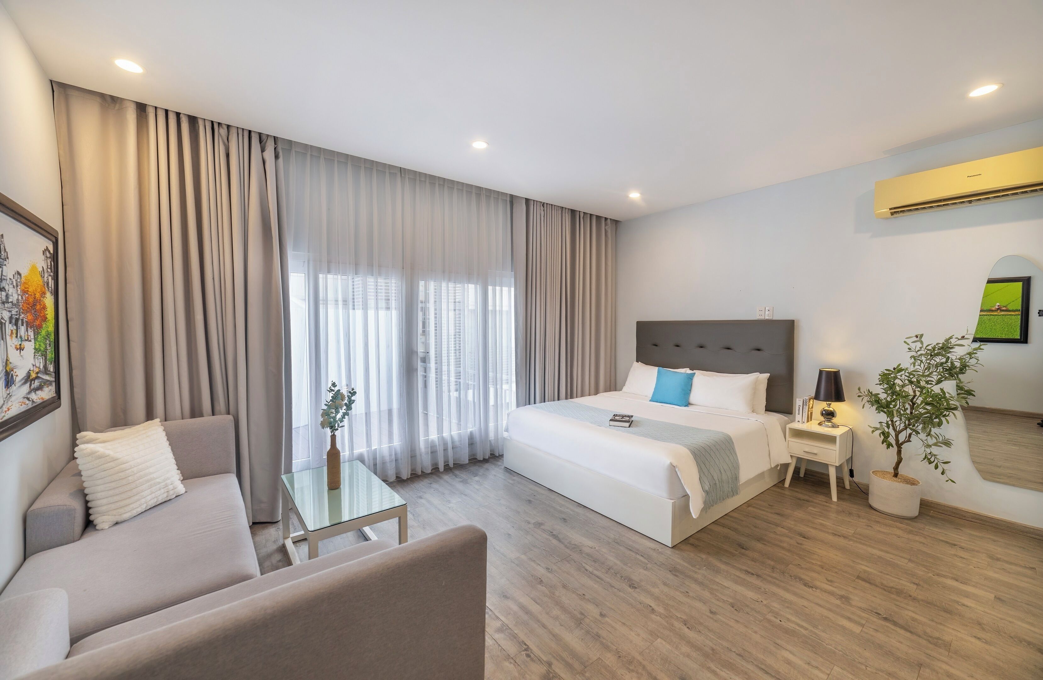 two-bedroom apartment | minibar, in-room safe, desk, blackout curtains