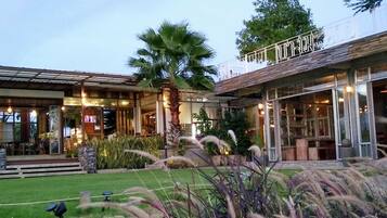 Petit déjeuner, déjeuner et dßner servis sur place, plats Cuisine thaï