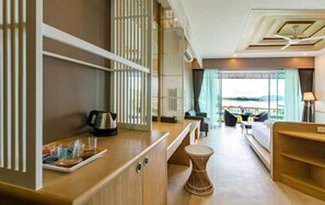 Deluxe Seaview | Minibar, brankas, meja kerja, dan tirai kedap cahaya