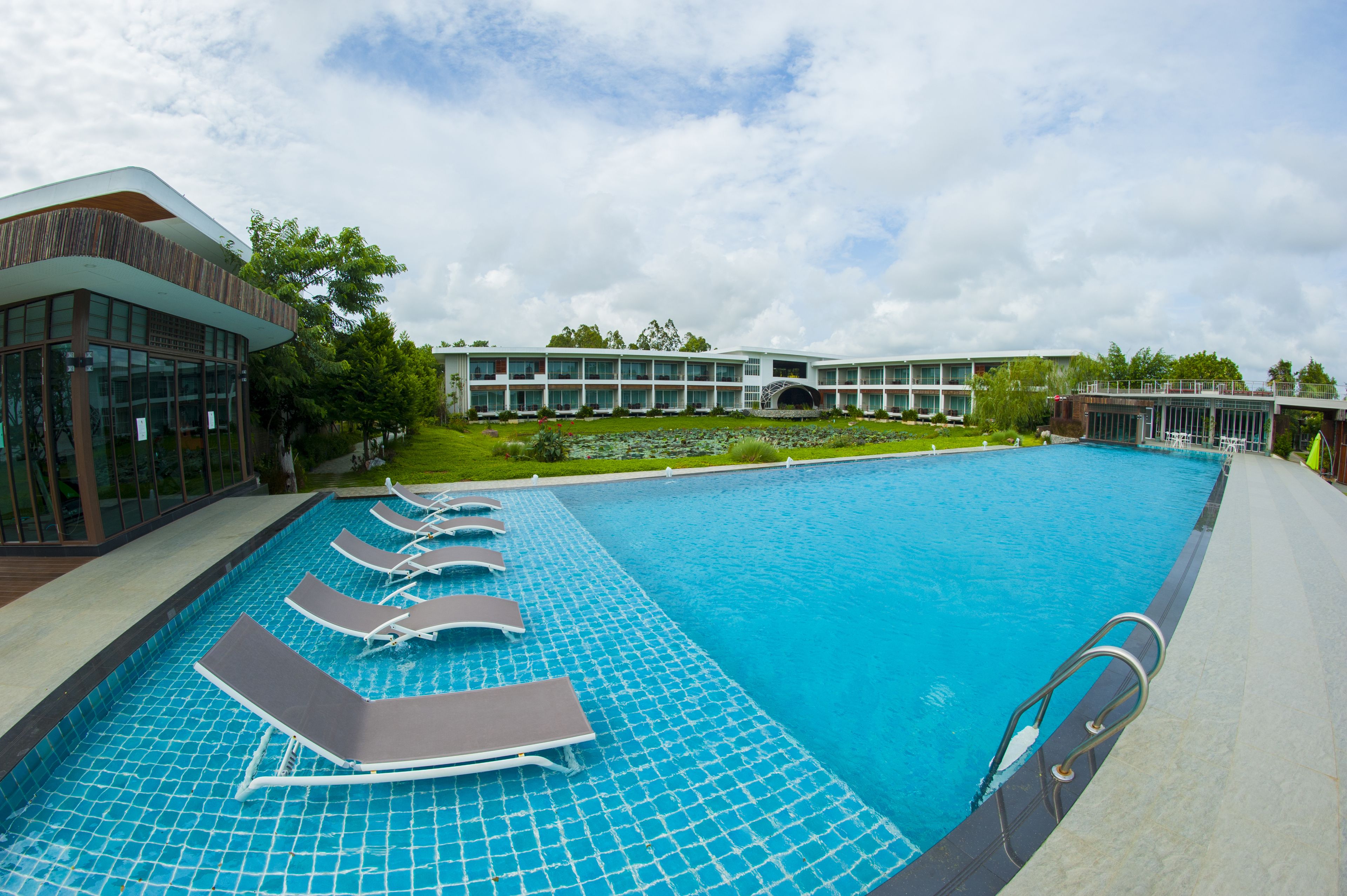 Una piscina al aire libre
