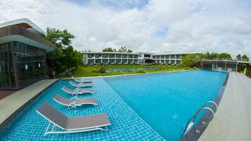 Una piscina al aire libre