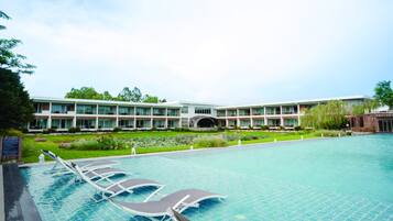 Minibar, coffres-forts dans les chambres, bureau, rideaux occultants