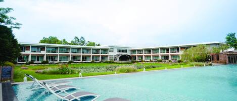 Minibar, in-room safe, desk, blackout curtains