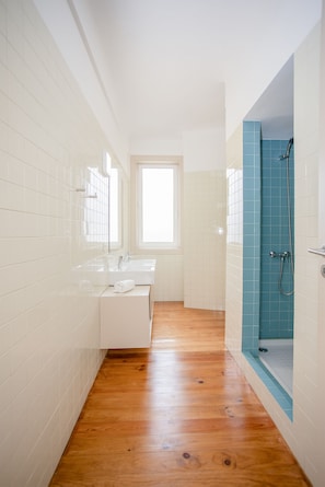 Apartment, 3 Bedrooms | Bathroom | Shower, hair dryer, towels, soap