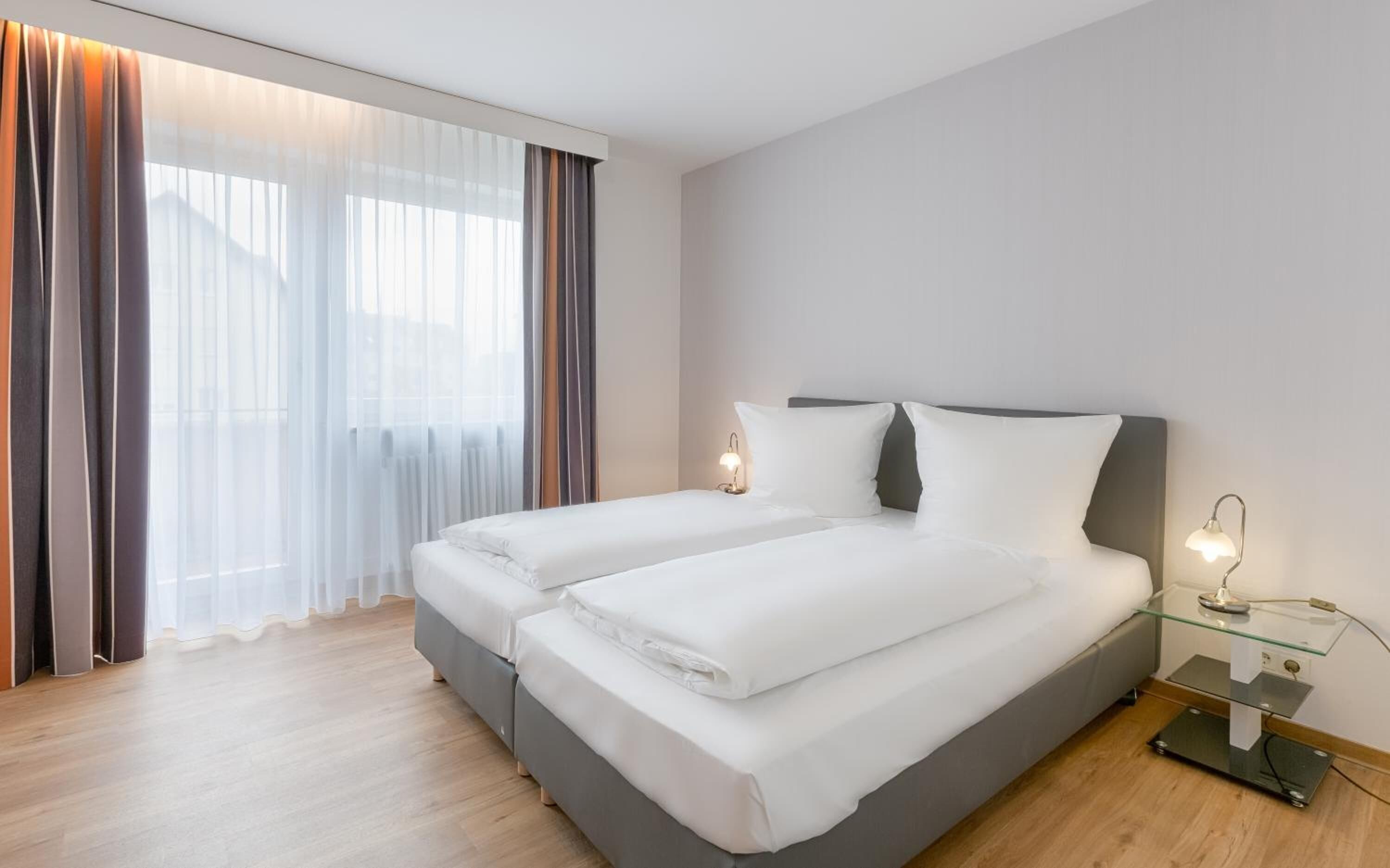 1 室のベッドルーム、デスク、遮光カーテン、WiFi (無料)