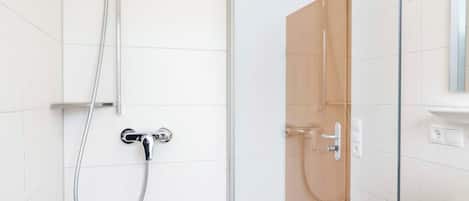 Economy Double Room | Bathroom | Shower, free toiletries, hair dryer, towels