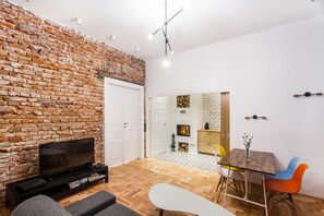 Apartamento de diseño, 1 habitación (Mezzanine Bed) | Zona de estar | Una televisión de pantalla plana, una chimenea