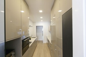 Appartement Luxe, 2 chambres, 2 salles de bains | Cuisine privée | Réfrigérateur, micro-ondes, four, plaque de cuisson