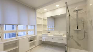 Luxury Apartment, 2 Bedrooms, 2 Bathrooms | Bathroom | Shower, hair dryer, towels