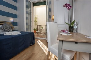 Double Room, Patio (Xenìa) | Premium bedding, in-room safe, desk, blackout drapes - B&B Kalavrìa (Reggio Calabria)