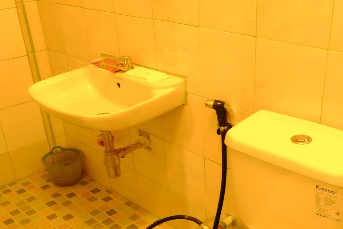 shower, free toiletries, towels