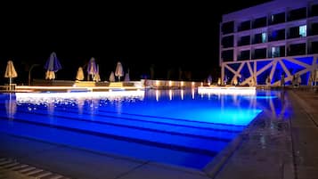 Piscine couverte, piscine extérieure (ouverte en saison)