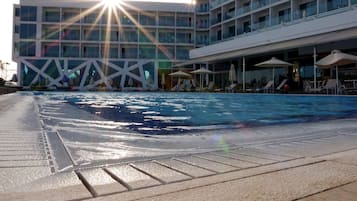 Innenpool, Außenpool (je nach Saison geöffnet), Sonnenschirme