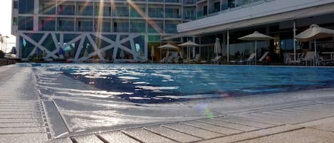 Sisäuima-allas, kauden mukainen ulkouima-allas, aurinkovarjoja