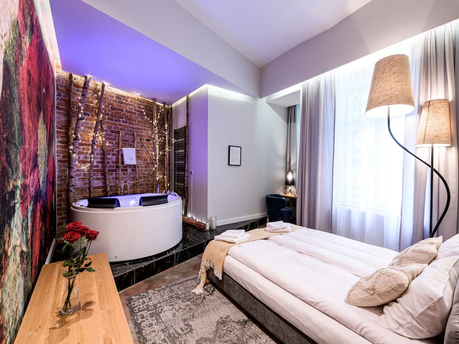 Deluxe Apartment, 1 Bedroom, Hot Tub | Premium bedding, in-room safe, individually decorated, soundproofing