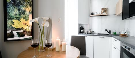 Deluxe Studio Suite | Private kitchen | Microwave, stovetop, coffee/tea maker, electric kettle