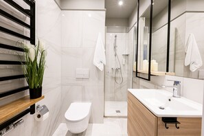 Superior Apartment, 1 Bedroom, Balcony, City View | Bathroom | Hair dryer, towels, soap, shampoo - Arts Apartments (Kraków)