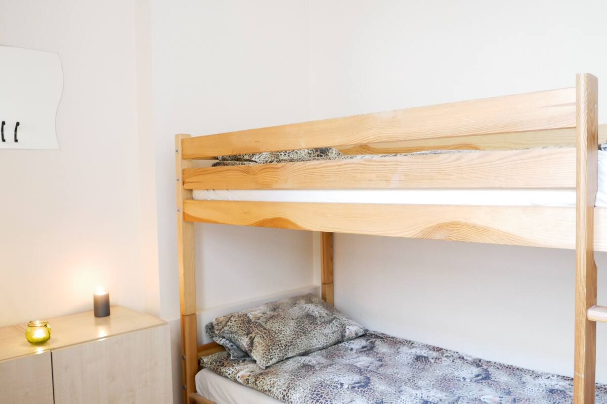 Twin Room, Shared Bathroom | In-room safe, WiFi (free)