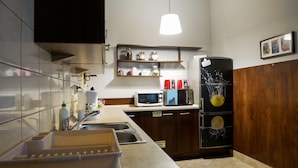 Shared fridge, shared microwave, electric kettle - Heynow Hostel (Kraków)