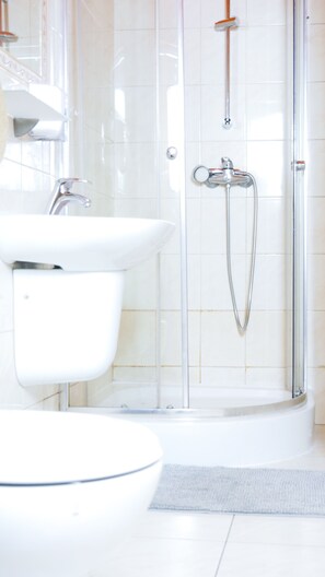 Shower, hair dryer, towels - Heynow Hostel (Kraków)