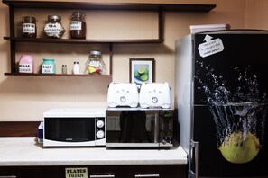 Shared fridge, microwave, electric kettle - Heynow Hostel (Kraków)