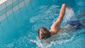 A swimming pool with clear blue water and a tiled edge. - Park Hotel Tornio (Tornio)