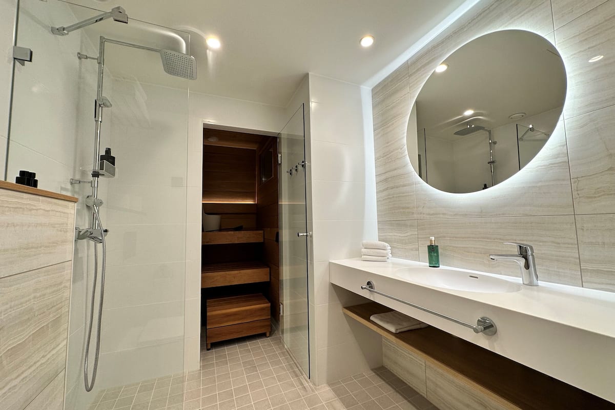 suite, sauna | bathroom | free toiletries, hair dryer, towels