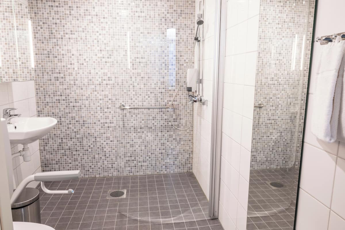 Standardværelse med 2 enkeltsenge - handicapvenligt | Badeværelse | Gratis toiletartikler, hårtørrer, håndklæder