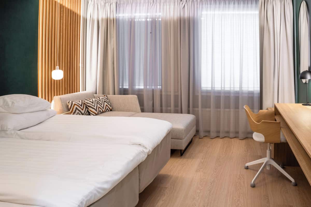 deluxe double room | 1 bedroom, desk, iron/ironing board, free wifi