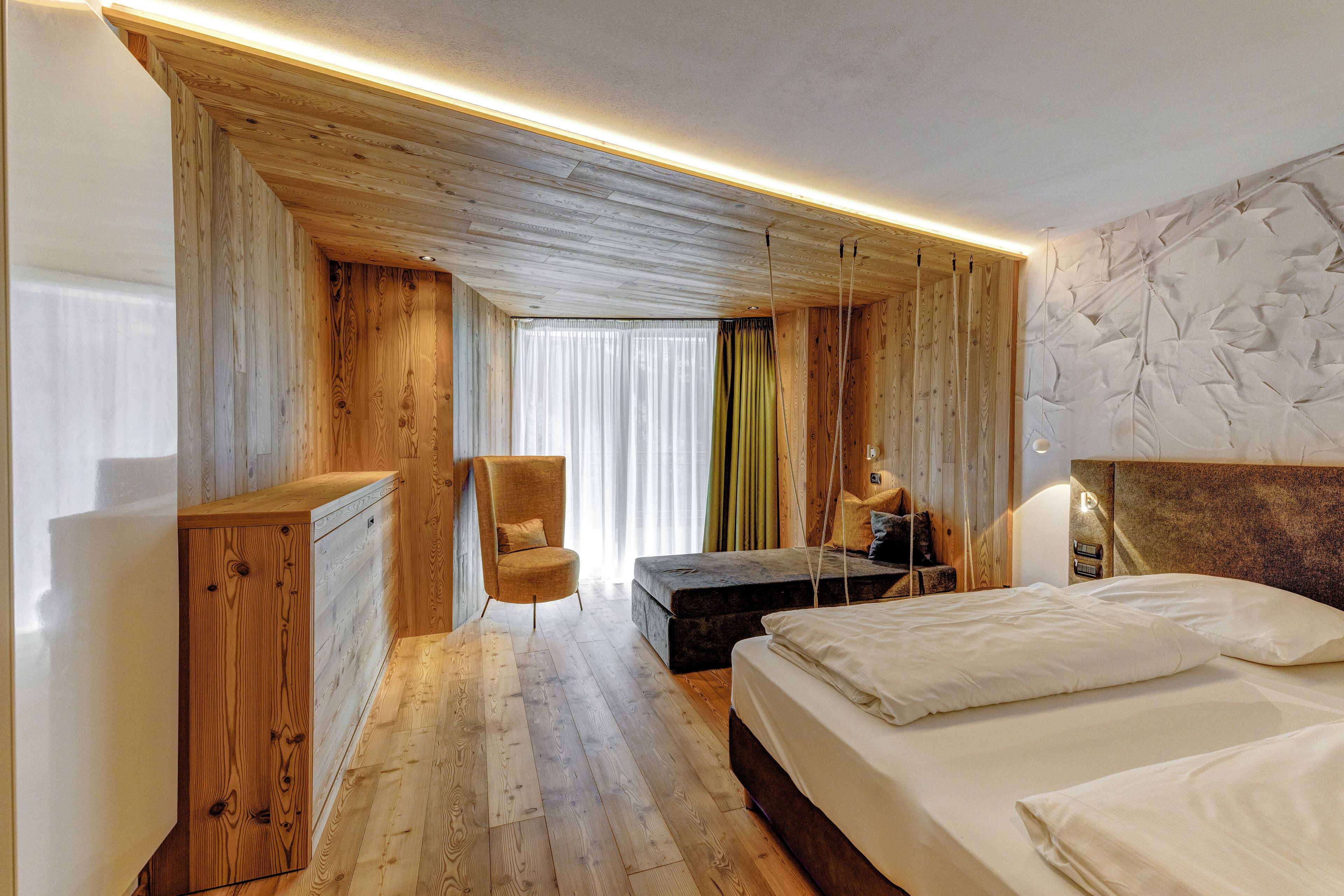 Junior kamer | Een kluis op de kamer, een bureau, verduisterende gordijnen