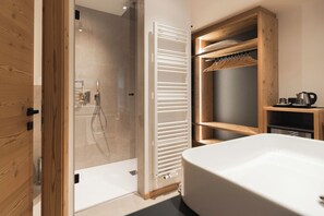 Habitación junior | Baño | Artículos de higiene personal gratuitos, secador de pelo y albornoces