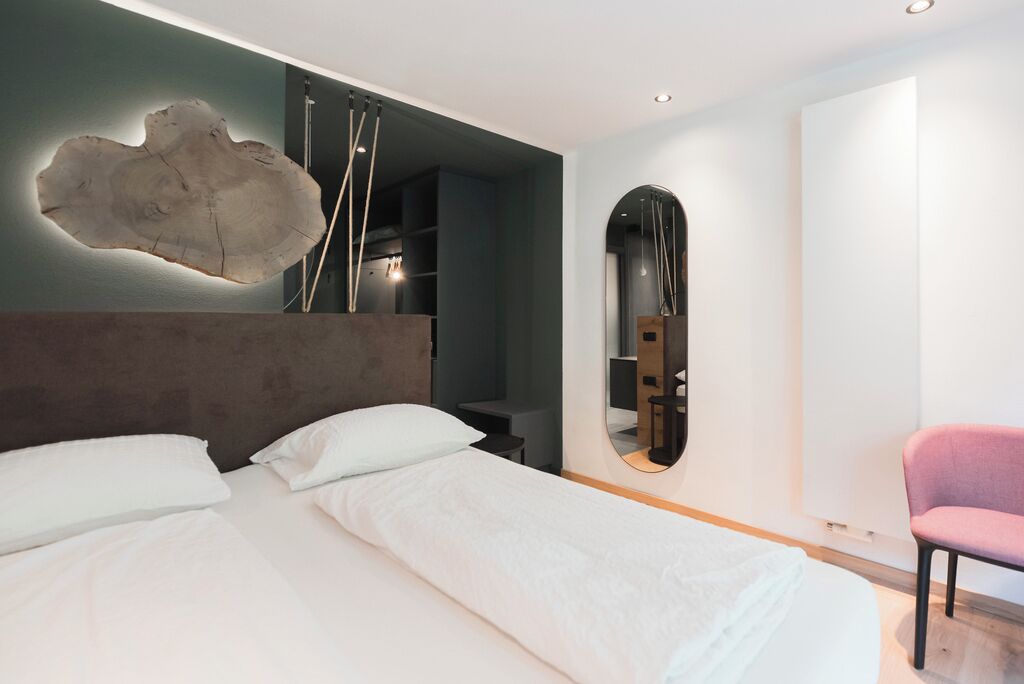 Deluxe tweepersoonskamer | Een kluis op de kamer, een bureau, verduisterende gordijnen