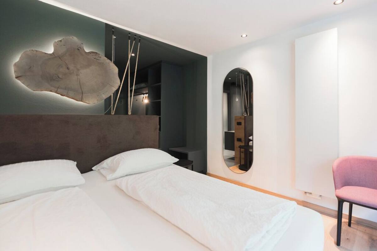 Deluxe tweepersoonskamer | Een kluis op de kamer, een bureau, verduisterende gordijnen