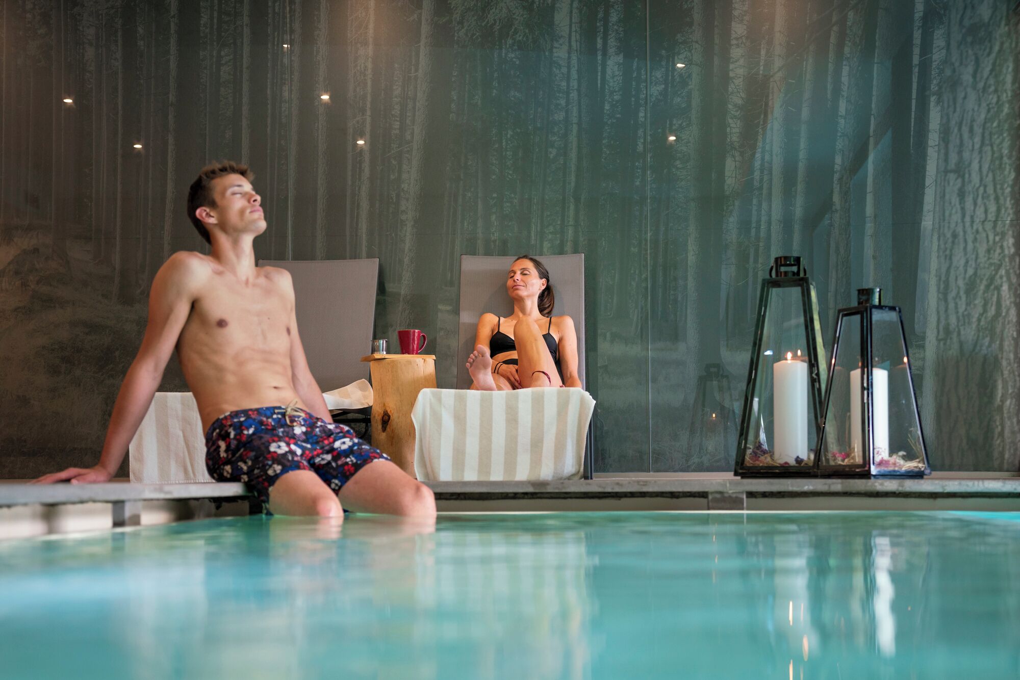 Piscine extérieure, chaises longues