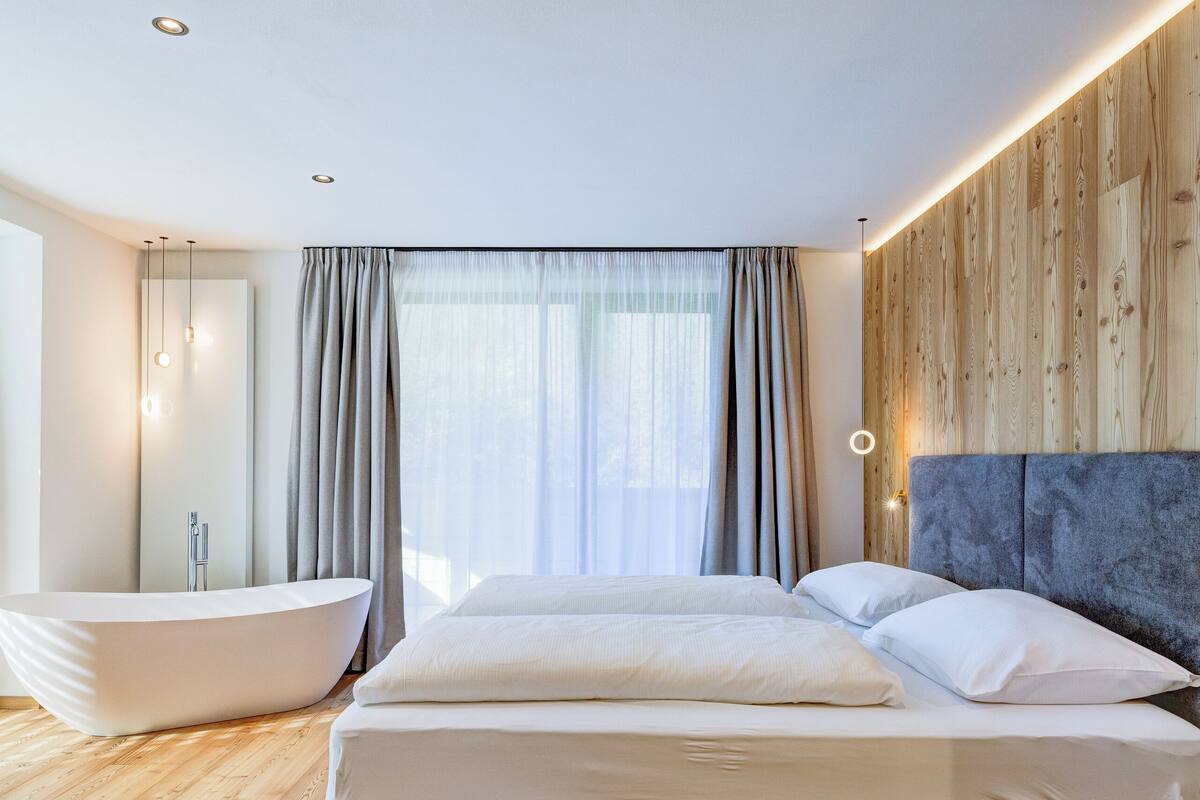 Executive kamer | Een kluis op de kamer, een bureau, verduisterende gordijnen