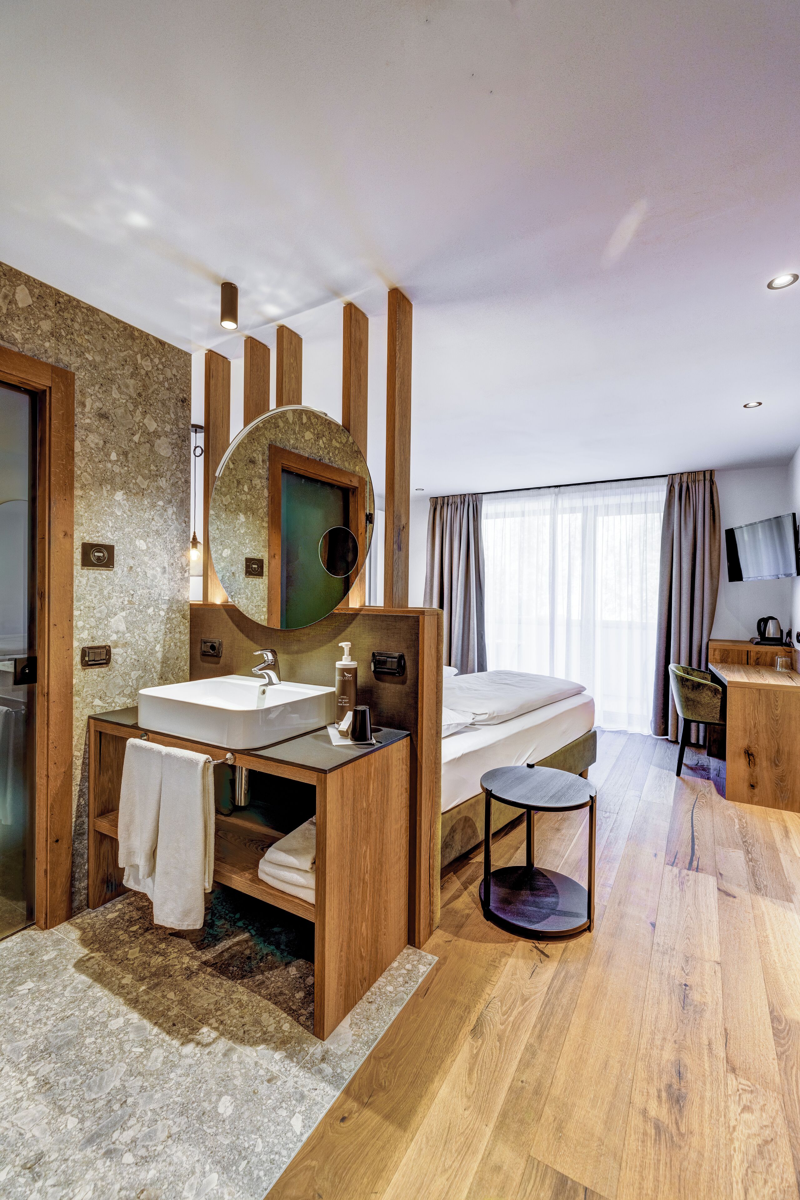 Deluxe tweepersoonskamer | Een kluis op de kamer, een bureau, verduisterende gordijnen