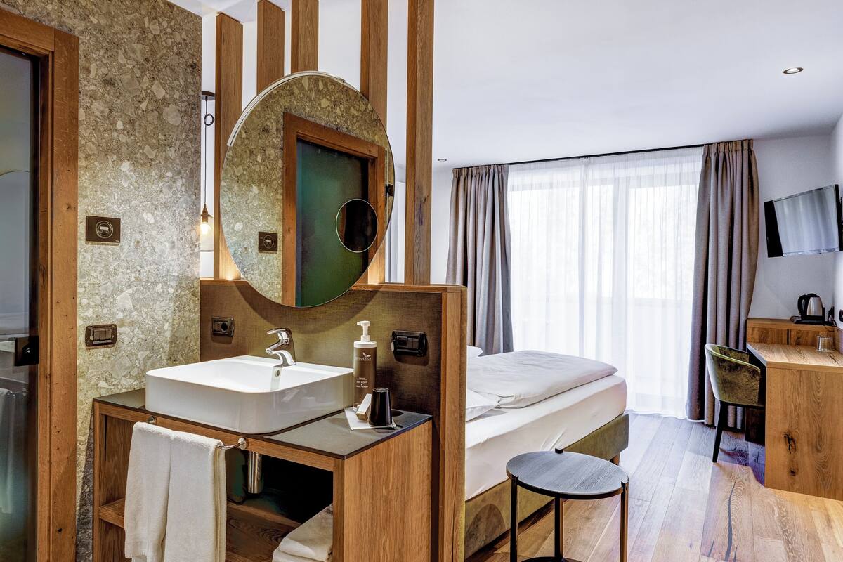 Deluxe tweepersoonskamer | Een kluis op de kamer, een bureau, verduisterende gordijnen