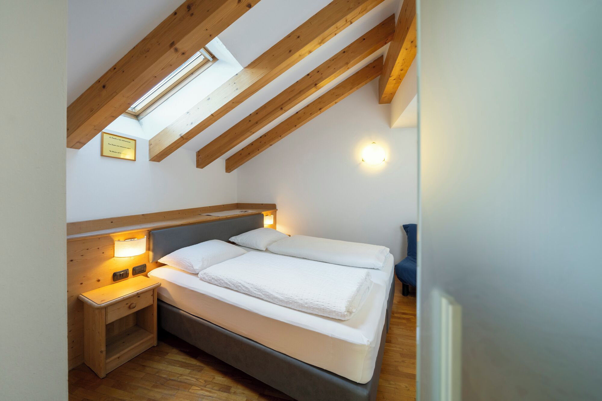 Grand vierpersoonskamer | Een kluis op de kamer, een bureau, verduisterende gordijnen