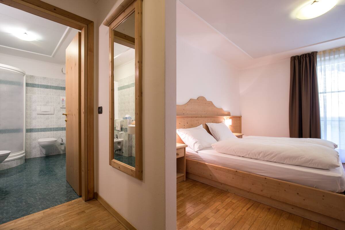 standard double or twin room | in-room safe, desk, blackout curtains, soundproofing