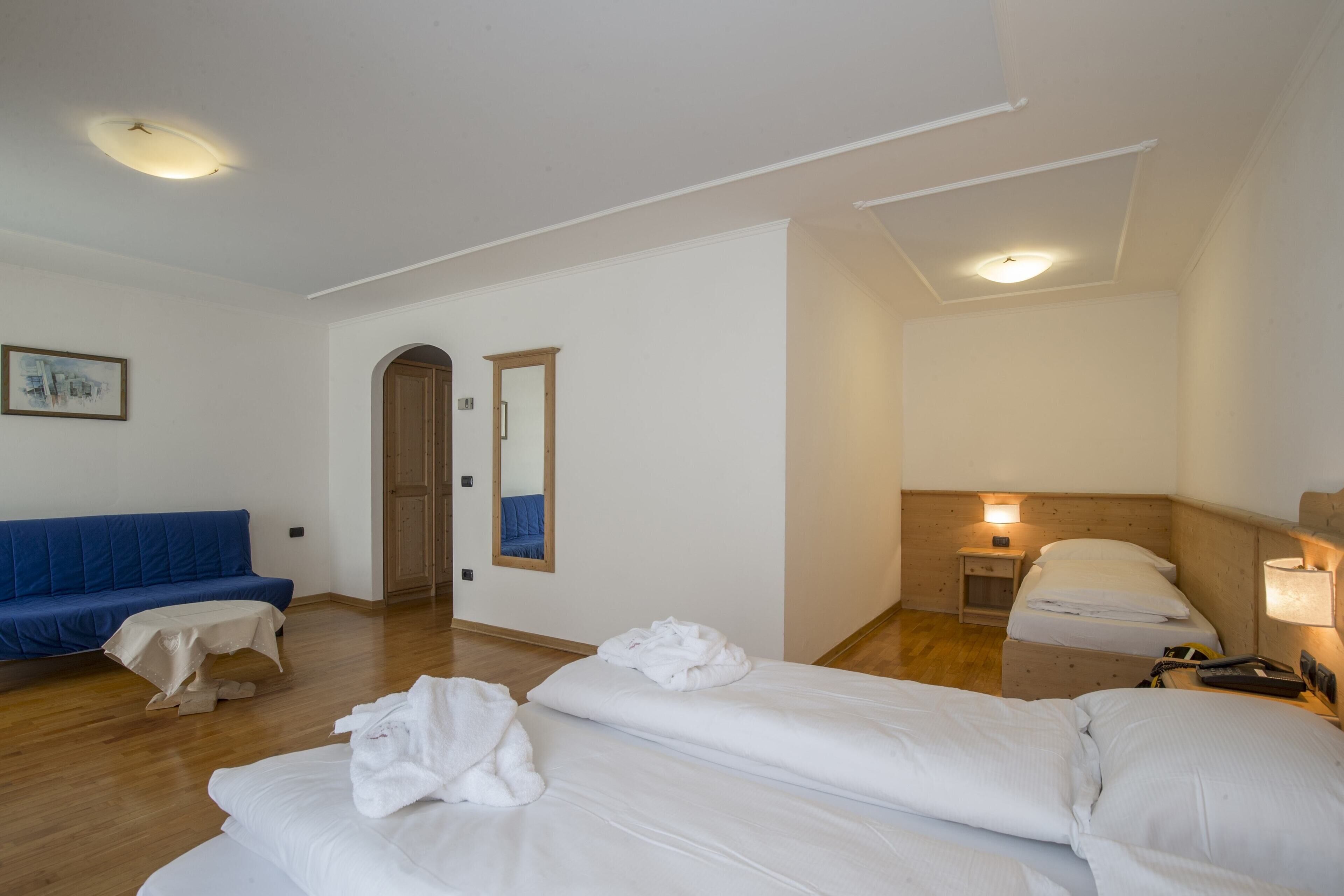 Standaard vierpersoonskamer | Een kluis op de kamer, een bureau, verduisterende gordijnen