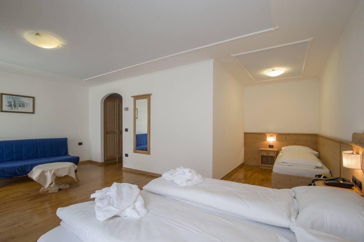 Standaard vierpersoonskamer | Een kluis op de kamer, een bureau, verduisterende gordijnen