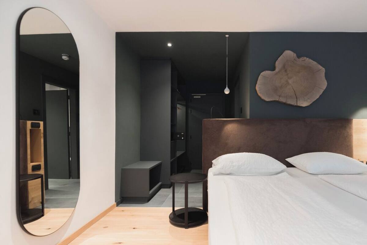 Superior tweepersoonskamer | Een kluis op de kamer, een bureau, verduisterende gordijnen