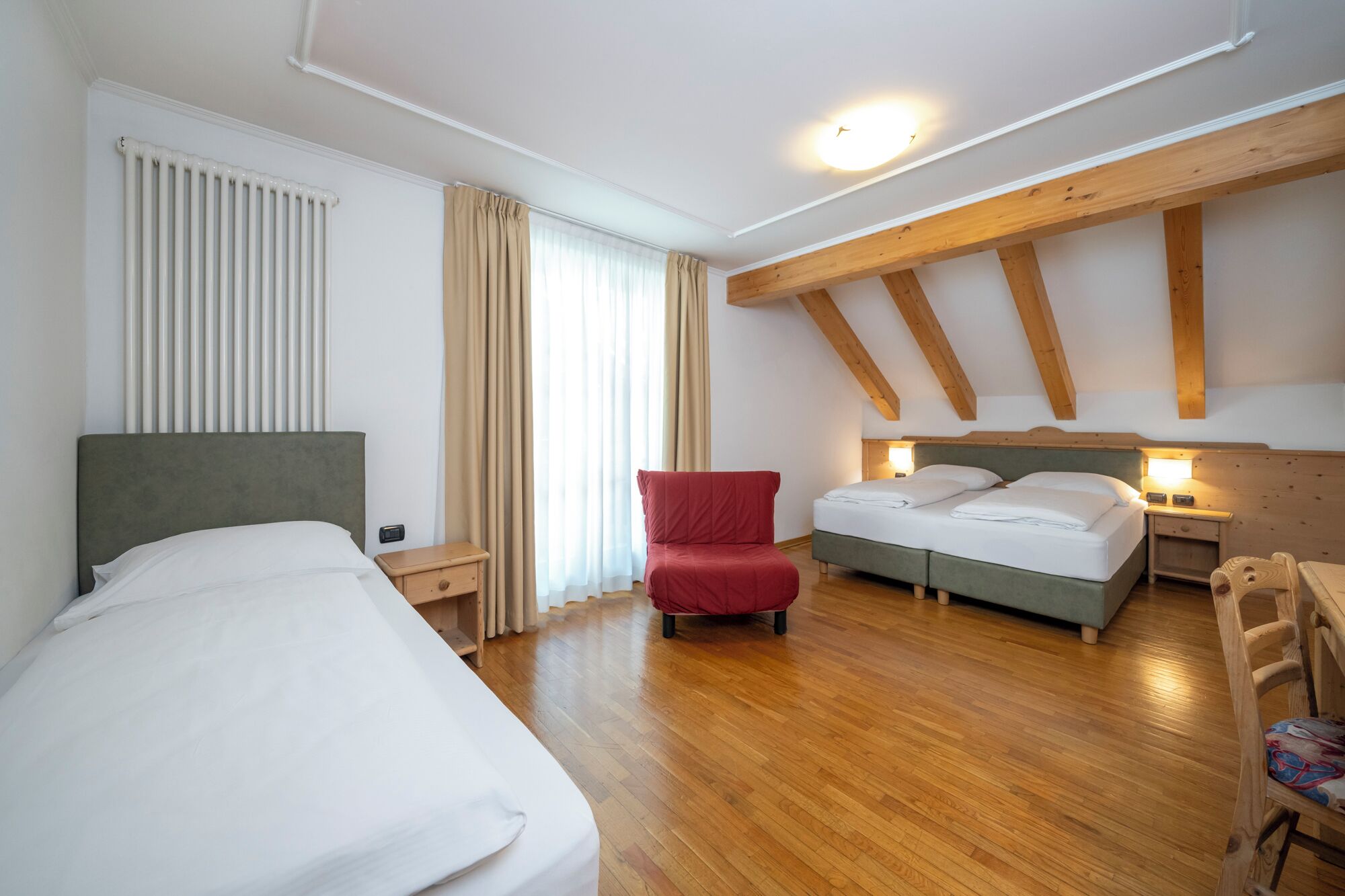 Standaard driepersoonskamer | Een kluis op de kamer, een bureau, verduisterende gordijnen