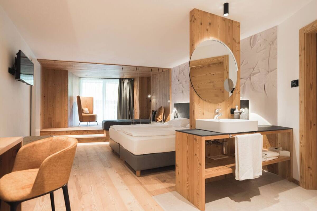 Junior kamer | Een kluis op de kamer, een bureau, verduisterende gordijnen