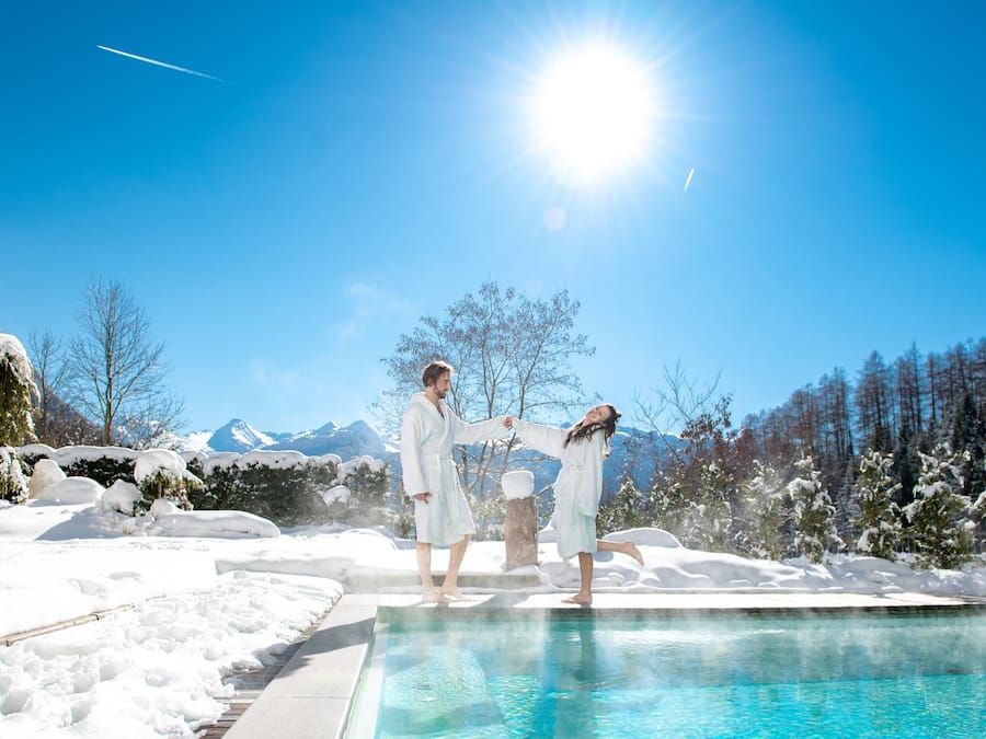 Una piscina al aire libre, sillones reclinables de piscina